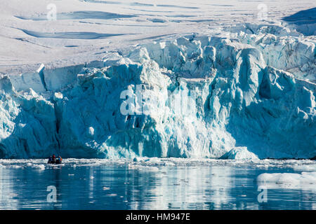 Zodiaque avec les touristes en croisière avant d'un immense glacier, Hope Bay, l'Antarctique, régions polaires Banque D'Images