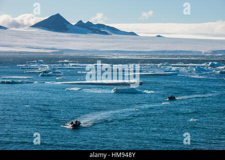 Zodiaque avec les touristes croisière à travers les icebergs, Brown Bluff, péninsule Tabarin, Antarctique, les régions polaires Banque D'Images