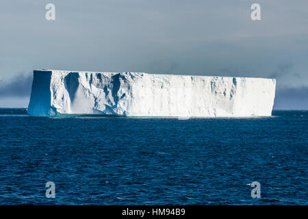 Gros iceberg flottant dans la mer de Weddell, l'Antarctique, régions polaires Banque D'Images