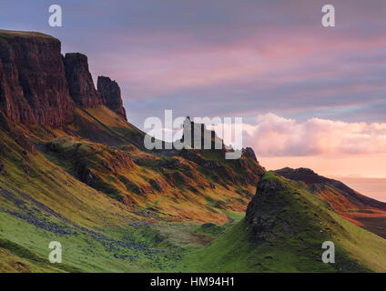 Tôt le matin, aube lumière frappe la péninsule de Trotternish Quiraing dans le sur l'île de Skye, Hébrides intérieures, Ecosse, Royaume-Uni Banque D'Images