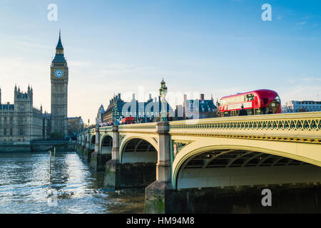Red bus traversant le pont de Westminster vers Big Ben et les chambres du Parlement, Londres, Angleterre, Royaume-Uni Banque D'Images