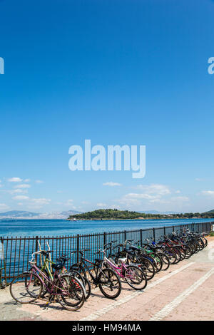 Des vélos sur le quai de l'île de Burgaz à Istanbul, Turquie. Banque D'Images