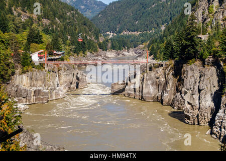 Hell's Gate et du fleuve Fraser en Colombie-Britannique, Canada. Le Tramway Aérien et pont suspendu pour piétons. Banque D'Images