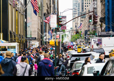 La foule des acheteurs sur la 5e Avenue, Manhattan, New York City, États-Unis d'Amérique, Amérique du Nord Banque D'Images