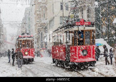 Istanbul, Turquie - 10 janvier 2017 : le tramway et les gens dans la vie quotidienne sous la neige la pluie à la rue Istiklal de Beyoglu, le 10 janvier 2017. Banque D'Images