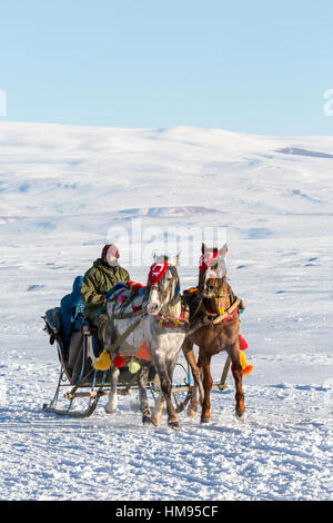 Ardahan, Turquie - le 14 janvier 2017 : Sleigh sur lac gelé Cildir dans Ardahan ville de Turquie le 14, 2017. Banque D'Images