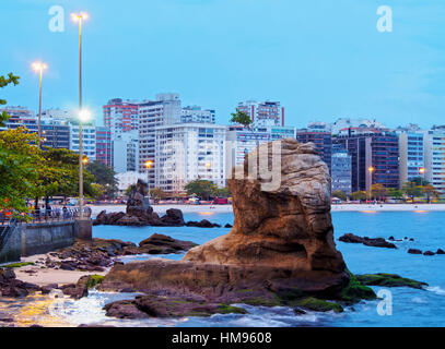 Crépuscule vue vers Plage d'Icarai avec toits de Niteroi, de l'État de Rio de Janeiro, Brésil, Amérique du Sud Banque D'Images