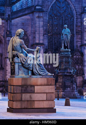 Crépuscule vue vers la Cathédrale Saint-Gilles, Edinburgh, Lothian, Ecosse, Royaume-Uni Banque D'Images