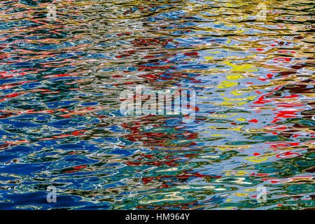 Reflets colorés dans les eaux de False Creek, Vancouver, British Columbia, Canada. Banque D'Images