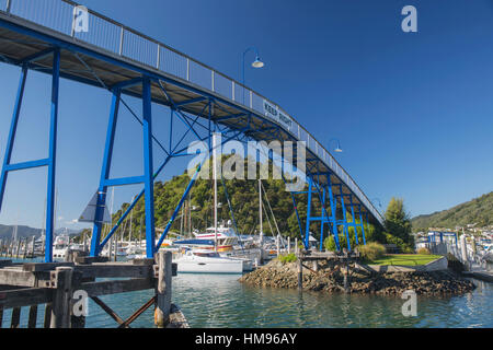 Départ le pont enjambant la marina, Picton, Marlborough, île du Sud, Nouvelle-Zélande, Pacifique Banque D'Images