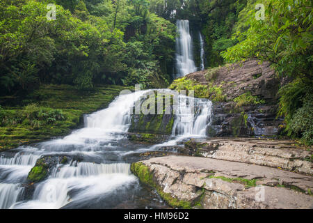 McLean Falls sur la rivière, Chaslands Tautuku, près de Papatowai Catlins, Conservation, Clutha district, Otago, Nouvelle-Zélande Banque D'Images