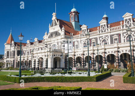 Vue du jardin et la façade imposante de la gare ferroviaire de Dunedin, Anzac Square, Dunedin, Otago, île du Sud, Nouvelle-Zélande Banque D'Images