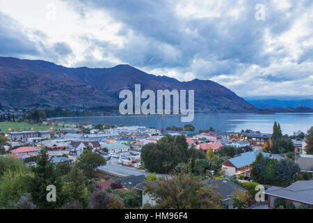 Vue sur les toits au Lac Wanaka, Wanaka, au crépuscule, district de Queenstown-Lakes Otago, île du Sud, Nouvelle-Zélande, Pacifique Banque D'Images