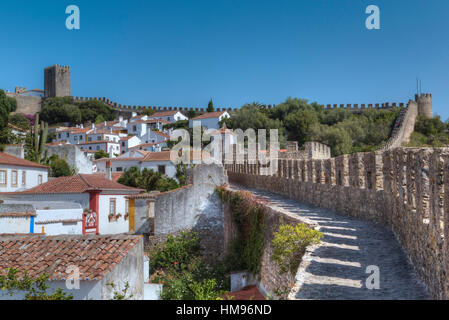 Aperçu de la ville avec mur et château médiéval dans l'arrière-plan, Obidos, Portugal Banque D'Images