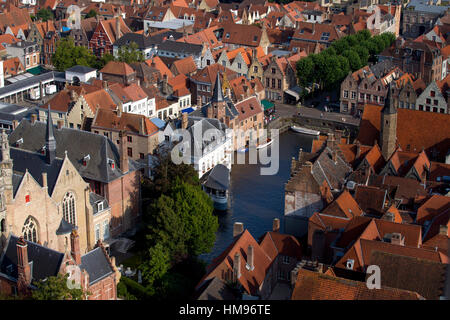 Rozenhoedkaai vu du haut de la tour Beffroi (Belfort), Bruges, Flandre occidentale, Belgique Banque D'Images