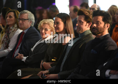 Manuela Carmena, Anil Kapoor, Sonakshi Sinha et Hrithik Roshan durant la présentation de 'Oscar de Bollywwod" à Madrid le lundi 14 février, 2016 Banque D'Images