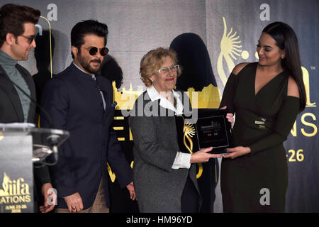 Manuela Carmena, Anil Kapoor, Sonakshi Sinha et Hrithik Roshan durant la présentation de 'Oscar de Bollywwod" à Madrid le lundi 14 février, 2016 Banque D'Images