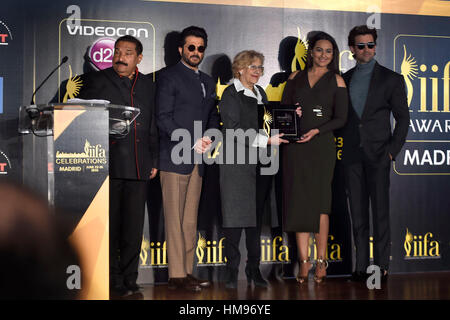 Manuela Carmena, Anil Kapoor, Sonakshi Sinha et Hrithik Roshan durant la présentation de 'Oscar de Bollywwod" à Madrid le lundi 14 février, 2016 Banque D'Images