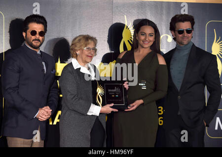 Manuela Carmena, Anil Kapoor, Sonakshi Sinha et Hrithik Roshan durant la présentation de 'Oscar de Bollywwod" à Madrid le lundi 14 février, 2016 Banque D'Images