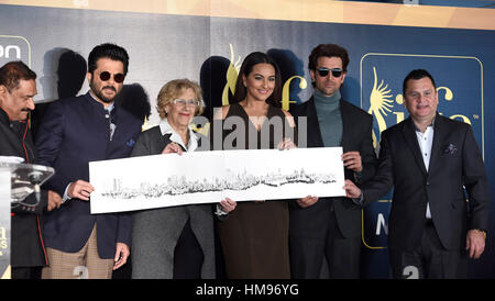 Manuela Carmena, Anil Kapoor, Sonakshi Sinha et Hrithik Roshan durant la présentation de 'Oscar de Bollywwod" à Madrid le lundi 14 février, 2016 Banque D'Images