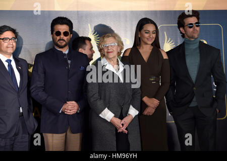 Manuela Carmena, Anil Kapoor, Sonakshi Sinha et Hrithik Roshan durant la présentation de 'Oscar de Bollywwod" à Madrid le lundi 14 février, 2016 Banque D'Images