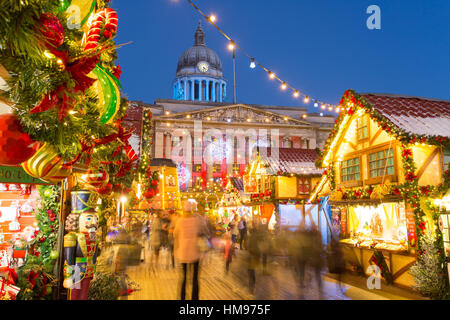Marché de Noël à la place de la vieille ville, Nottingham, Nottinghamshire, Angleterre, Royaume-Uni Banque D'Images