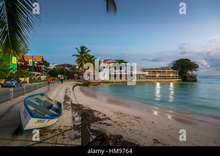 Saint Lawrence Gap au crépuscule, Christ Church, Barbade, Antilles, Caraïbes, Amérique Centrale Banque D'Images