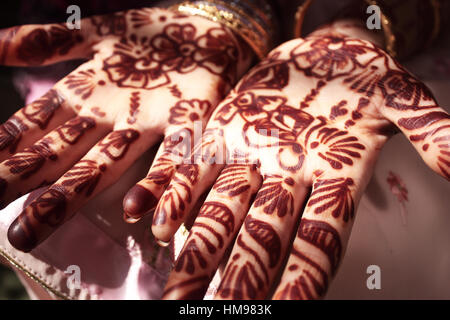Mains d'une Indienne mariée décorées au henné Banque D'Images