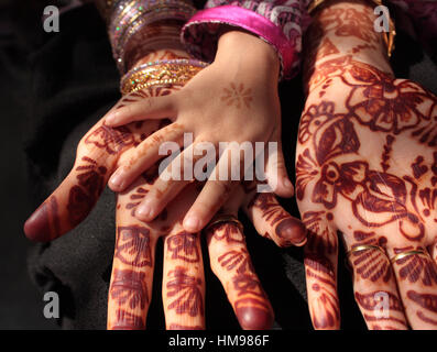 Mains d'une Indienne mariée décorées au henné Banque D'Images