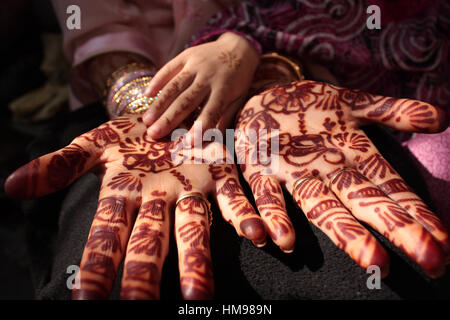 Mains d'une Indienne mariée décorées au henné Banque D'Images