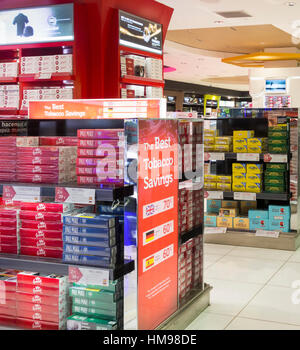 Des cigarettes dans une boutique hors taxes à l'aéroport en Espagne. Banque D'Images