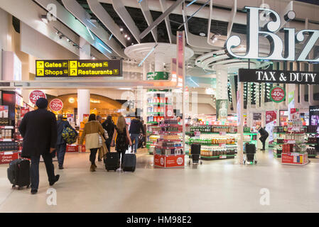 Duty free shop à Manchester Airport Terminal 1. UK Banque D'Images