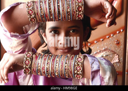 Adolescente montrant tradition suite nuptiale bangles Banque D'Images