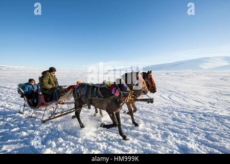 Ardahan, Turquie - le 14 janvier 2017 : Sleigh sur lac gelé Cildir dans Ardahan ville de Turquie le 14, 2017. Banque D'Images