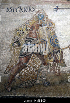 Secutor versus retiarius. Mosaïque. La pierre calcaire. 3e siècle. Rome. Secutor versus retiarius. Mosaïque. 3e siècle. Rome. Détail. Le secutor astyanax. Banque D'Images