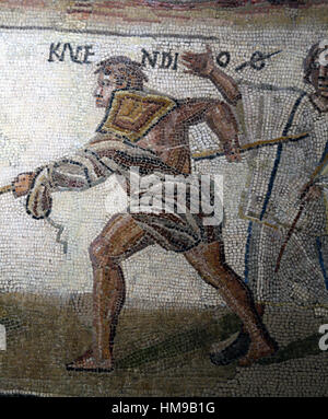Secutor versus retiarius. Mosaïque. La pierre calcaire. 3e siècle. Rome. Détail. Le retiarius Kalendio dans un combat mortel. O (abréviation obiit, décès). Nation Banque D'Images