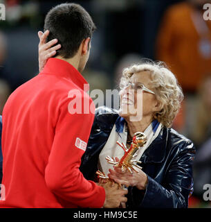 Novak Dokovic seniors au cours de la finale du tournoi de tennis Open Mutua Madrid à la Caja Magica, à Madrid, le dimanche 8 mai, 2016. Banque D'Images