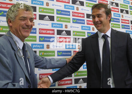 Julen Lopetegui et Angel Maria Villar pendant la présentation de Julen Lopetegui comme nouvel entraîneur national espagnol à Madrid le jeudi 21 juillet, 2016 Banque D'Images