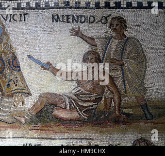 Secutor versus retiarius. Mosaïque. La pierre calcaire. 3e siècle. Rome. Châssis supérieur. Retiarius Kalendio vit blessé sur le sol . Banque D'Images