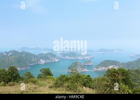 Une vue sur les spectaculaires formations karstiques de calcaire dans la baie de Lan Ha, Halong Bay, Vietnam Banque D'Images