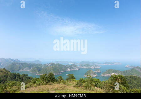 Une vue sur les spectaculaires formations karstiques de calcaire dans la baie de Lan Ha, Halong Bay, Vietnam Banque D'Images