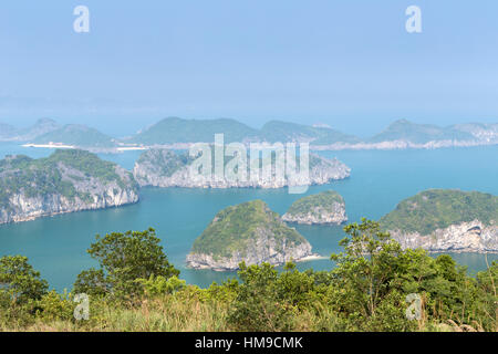 Une vue sur les spectaculaires formations karstiques de calcaire dans la baie de Lan Ha, Halong Bay, Vietnam Banque D'Images