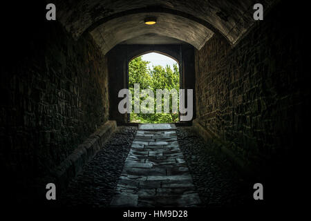 Tunnel à partir du chemin d'usure de la rivière jusqu'à la cour du château et de la cathédrale de Durham, Tyne & Wear, Angleterre Banque D'Images