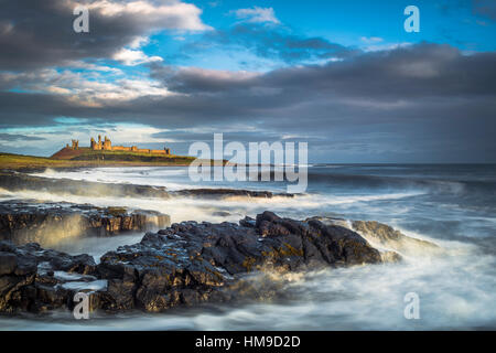 Château de Dunstanburgh de 'Turner's View' sur la côte de Northumbrie près du village de Craster, Northumberland, Angleterre Banque D'Images