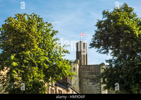 Château de Warkworth, une structure du 13ème siècle sur la rivière Coquet, dominant le village de Warkworth, Northumberland, Angleterre ci-dessous Banque D'Images