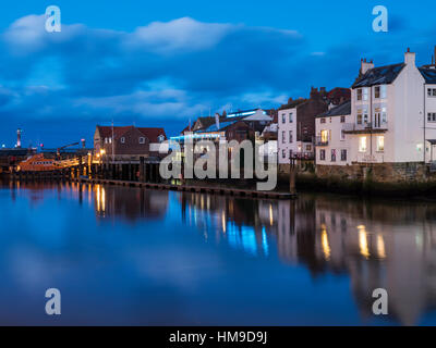 Whitby reflétée dans la rivière Esk au crépuscule, North Yorkshire, Angleterre Banque D'Images