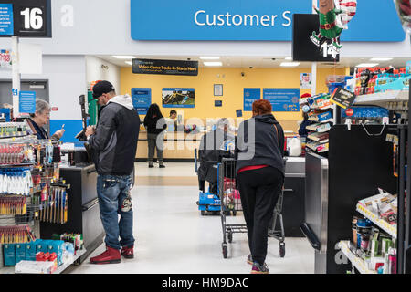 Les gens dans une ligne de contrôle dans un magasin Walmart. New York, USA. Banque D'Images