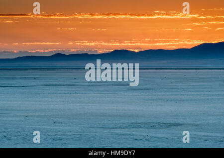 Lever du soleil sur les montagnes de cricket et le lac Sevier, dry Lake dans le désert du Grand Bassin, Utah, USA Banque D'Images