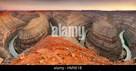 San Juan River Meanders, vue au crépuscule depuis le point de vue du parc national de Goosenecks, près de Mexican Hat, Utah, États-Unis Banque D'Images