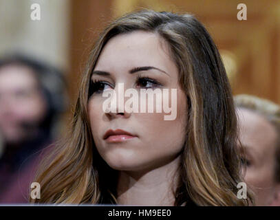 McKenna Pruitt regarde son père Texas procureur général Scott Pruitt témoigne devant le comité du Sénat sur l'environnement et des Travaux publics au cours de son audience de confirmation d'être l'administrateur de l'EPA Banque D'Images